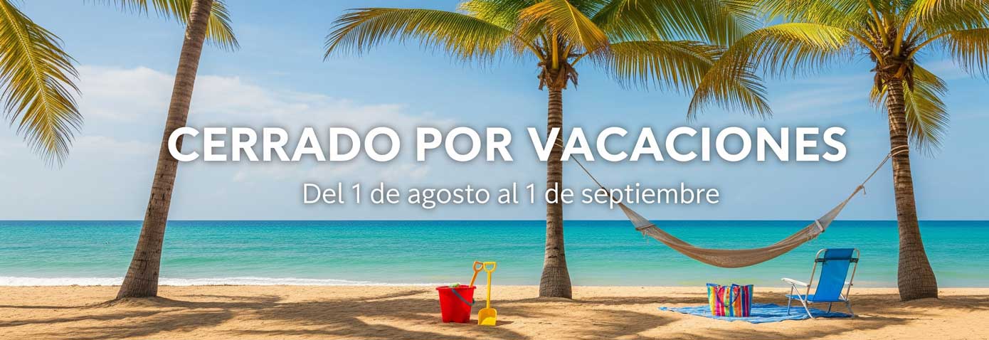 playa con cartel de cerrado por vacaciones
