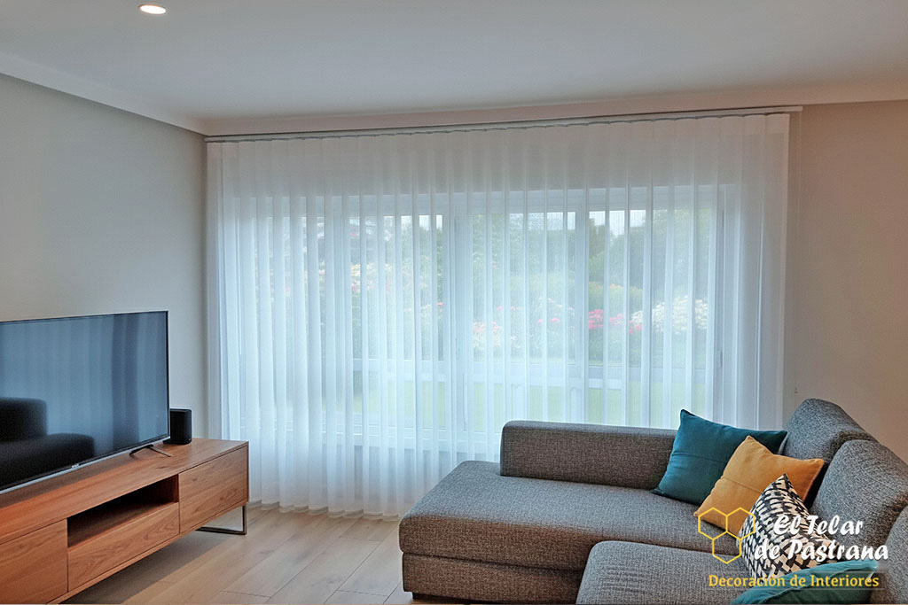 salon gran ventanal con cortinas duomo