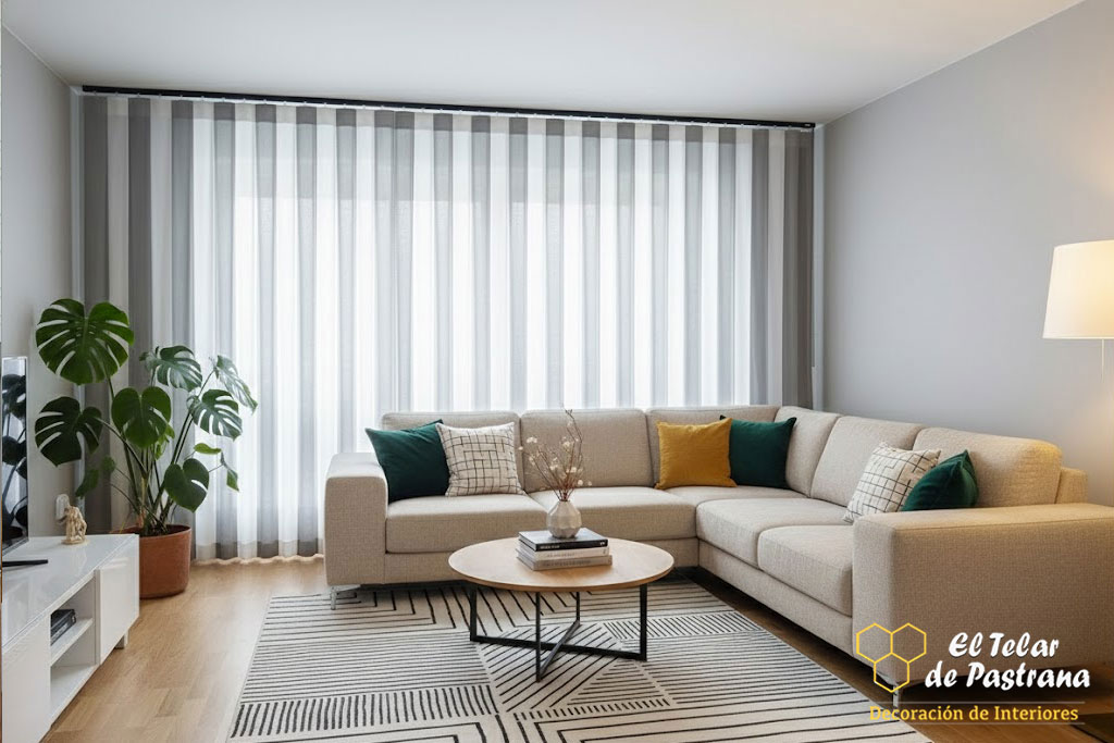 gran salon cmoderno con cortinas duomo coordinasas en blnco y gris