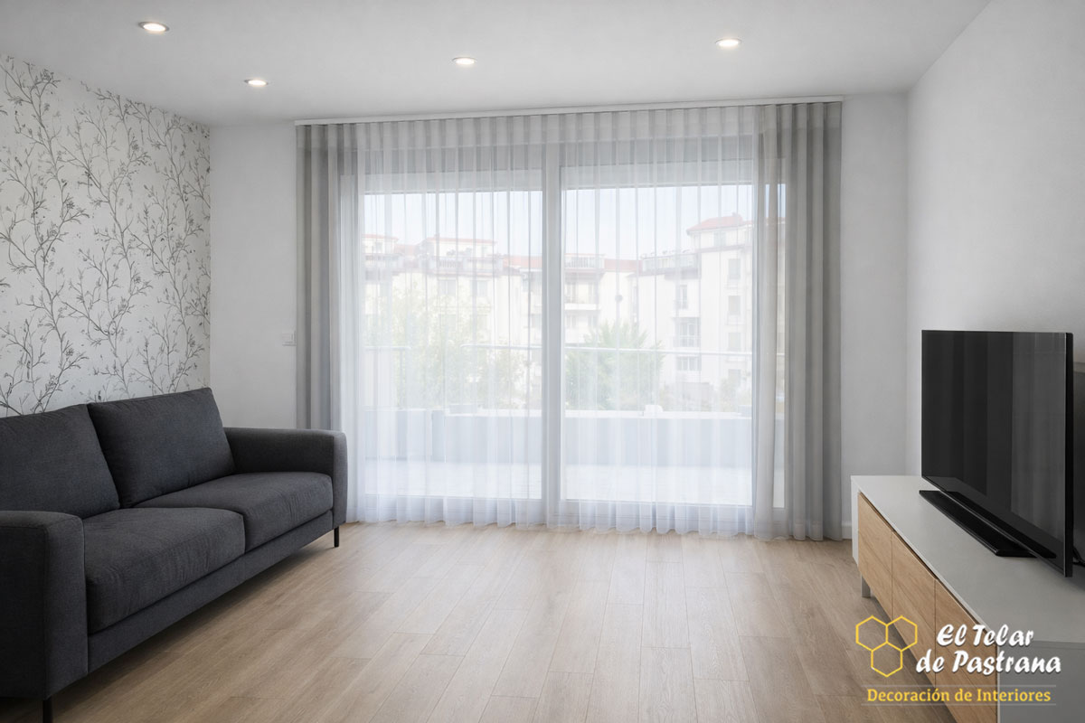 Salon con papel pintado u cortinas duomo