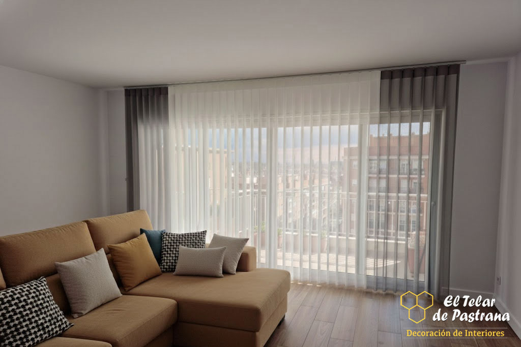 ambient de un salon con cortinas duomo