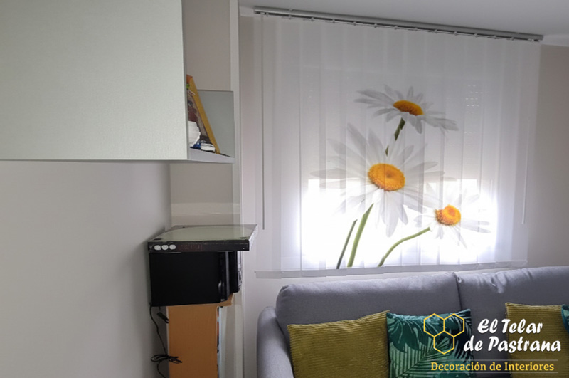 Ambiente salon cortina vertical margaritas Cortinas verticales con margaritas impresas