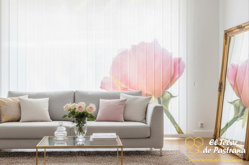 Verticales con exagonos alcorcon Cortina vertical de lamas con exagonos en salón moderno