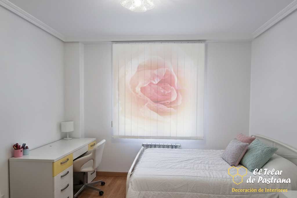 cortina vertical con impresión digital con rosas, cama con ropa de cama blanca