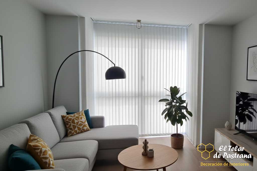 Cortina vertical lisa screen en salón con mirador