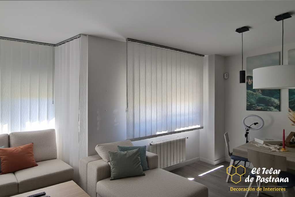 Cortinas verticales lisas traslúcidas en salón con mirador