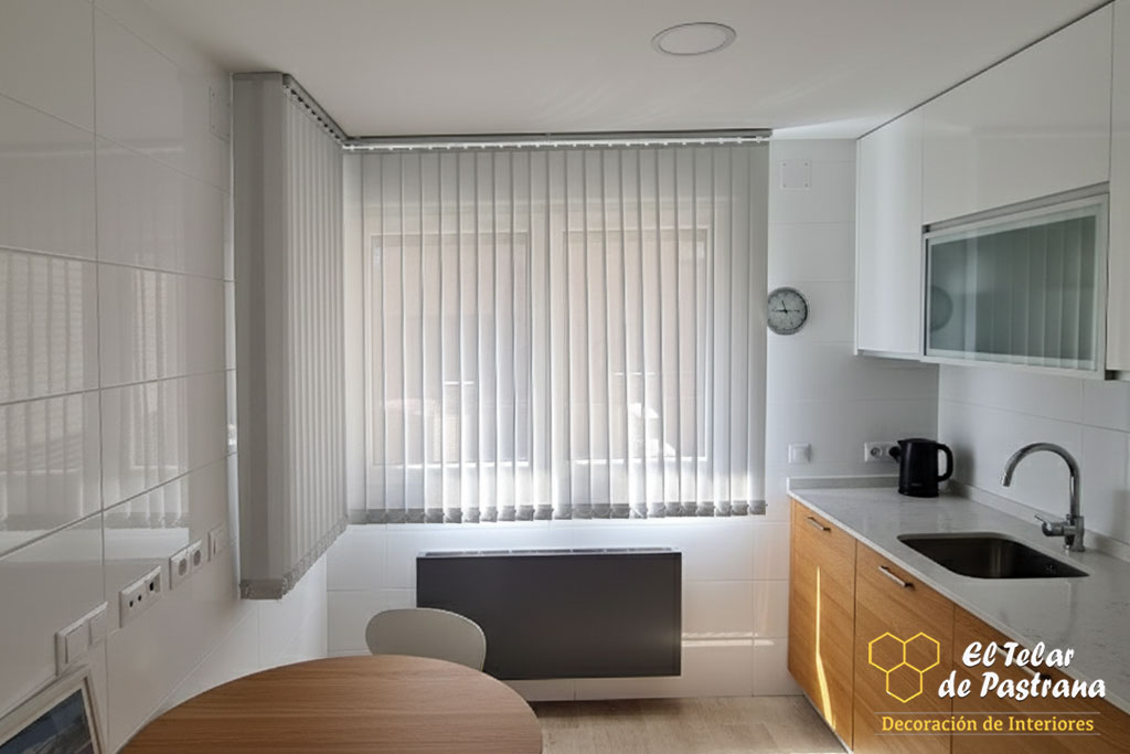 Cortina vertical lisa screen en cocina