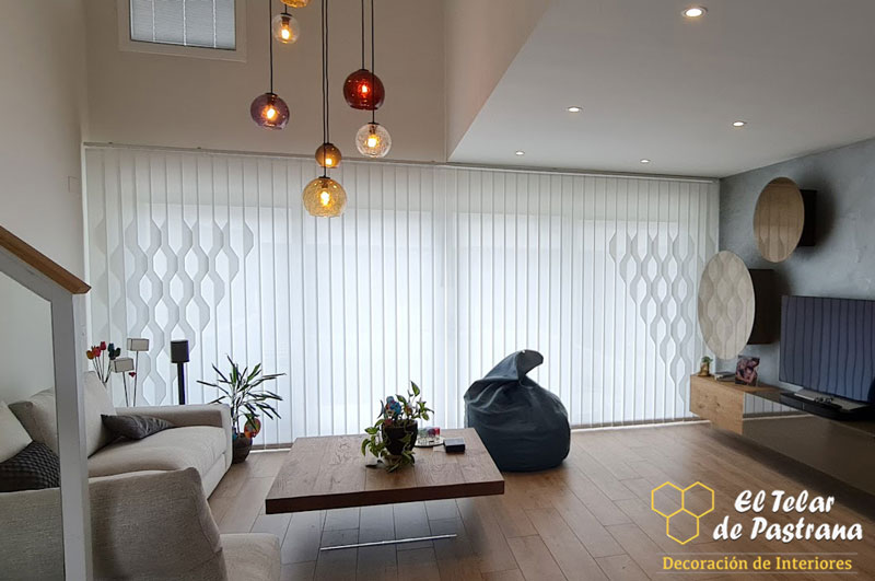 Verticales con exagonos alcorcon Cortina vertical de lamas con exagonos en salón moderno