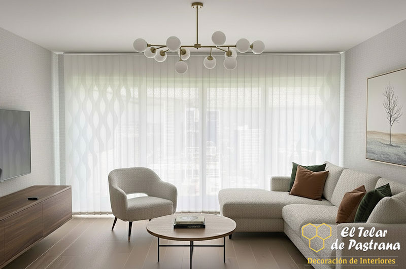 Sala de estar: cortina vertical blanca con ondas, sofá modular beige, butaca clara, mesa de centro redonda, mueble de TV oscuro y lámpara de techo moderna.