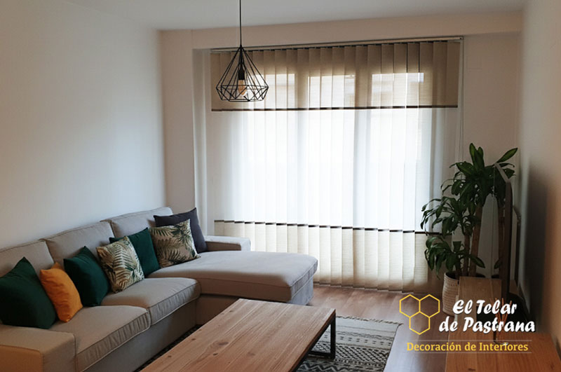 salon en rivas vaciamadrid decorado cortina verticalal con dos tejidos y toping