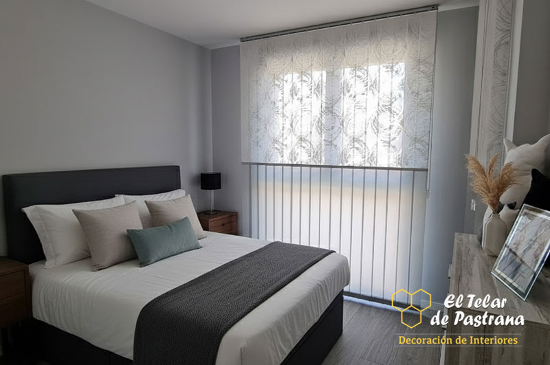 Cortina vertical con tejido devore y translucido