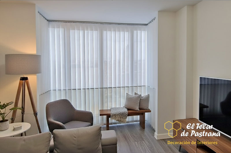 Cortina vertical a dos colores instalada en getafe