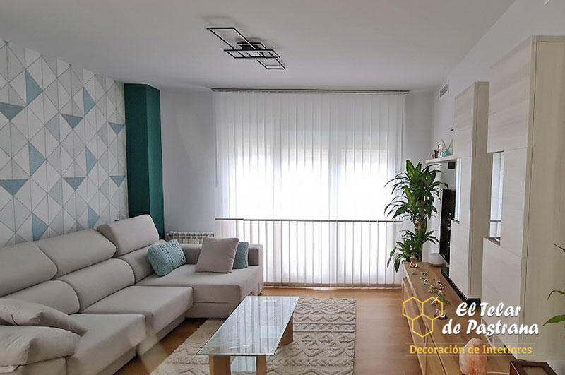 Cortina vertical de lamas blancas en salón moderno de Getafe