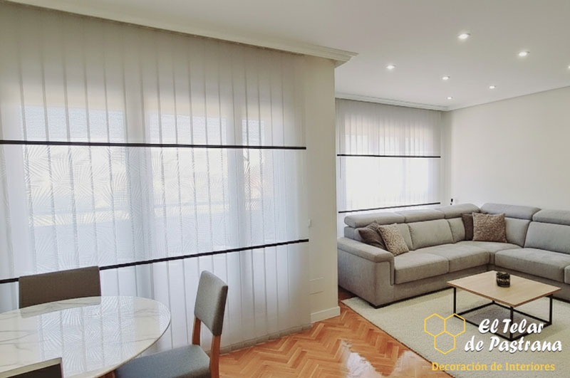 Cortina vertical con tejido devore centro y translucido