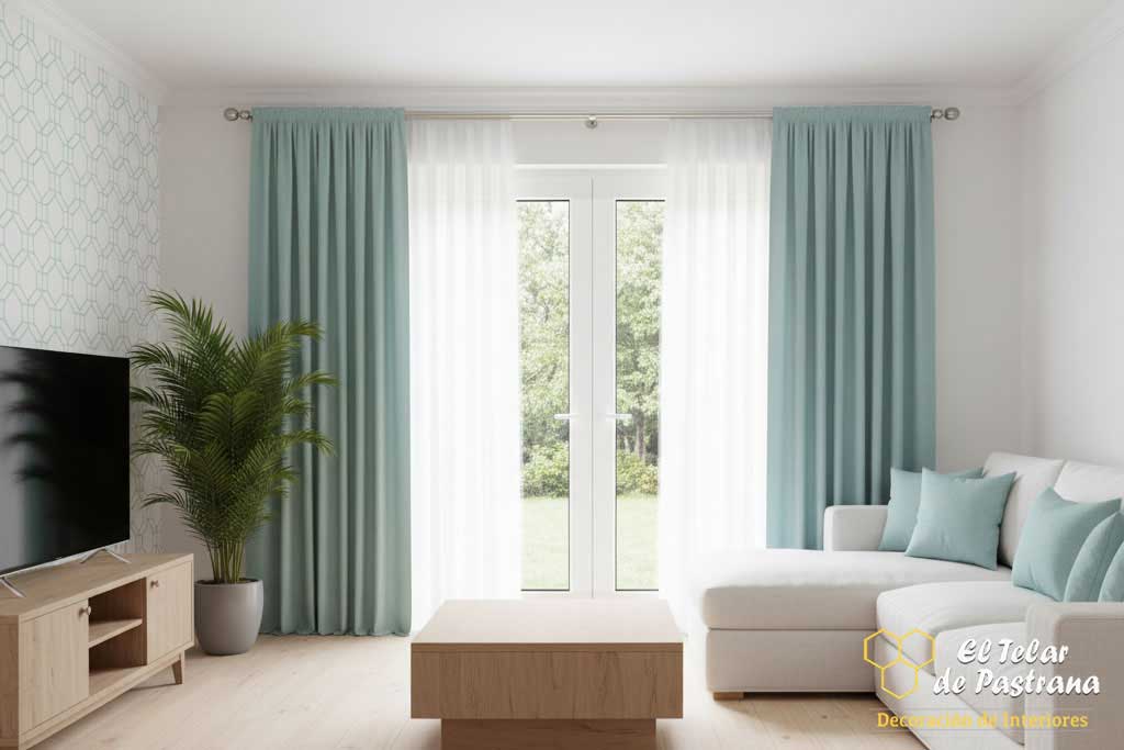 Cortinas frunce y visillos en azul para salón Cortinas frunce en salón con visillos interiores y caídas decorativas en azul
