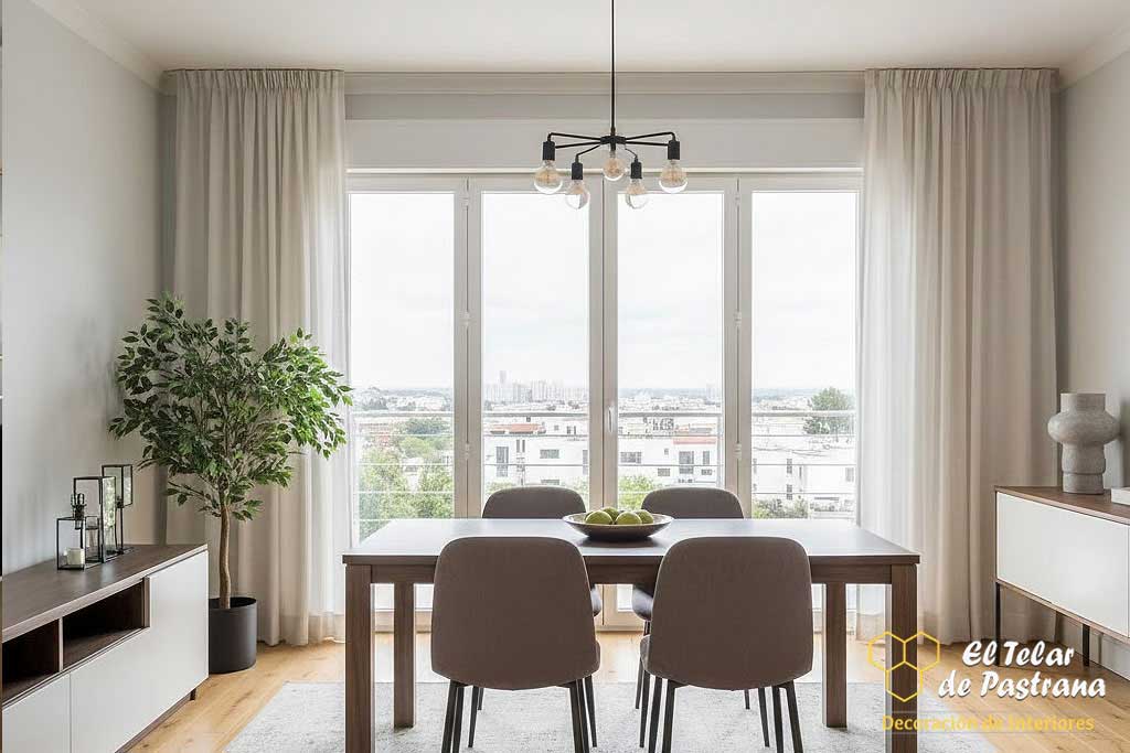 Cortinas frunce estilo nórdico en salón comedor Cortinas frunce en salón comedor nórdico con tejido de caída recta