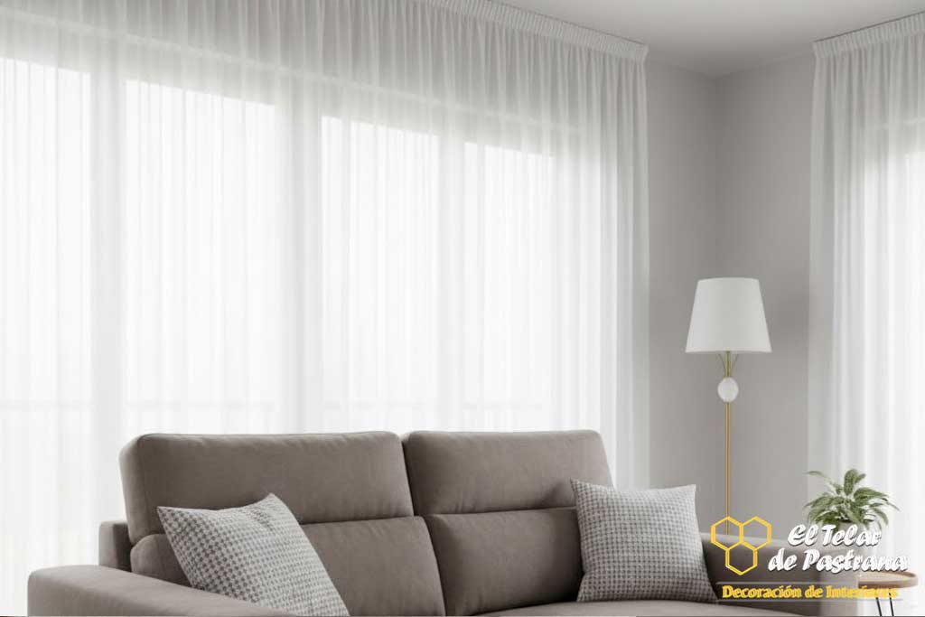 Visillo frunce blanco detalle Primer plano de visillo de frunce blanco instalado en riel oculto