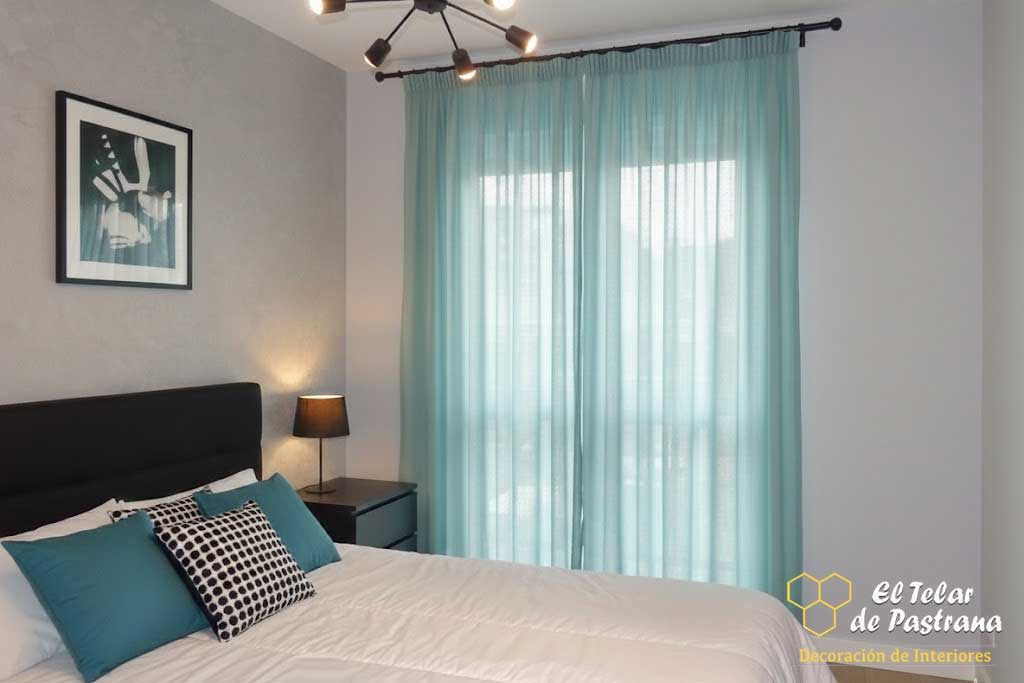 Visillos frunce turquesa en dormitorio Visillos frunce en color aguamarina para dormitorio moderno con pared gris