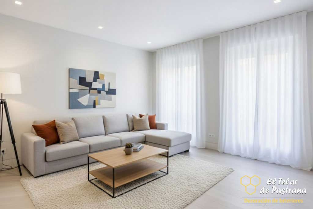 Cortinas frunce en color crudo Visillos frunce en color crudo instalados en salón moderno