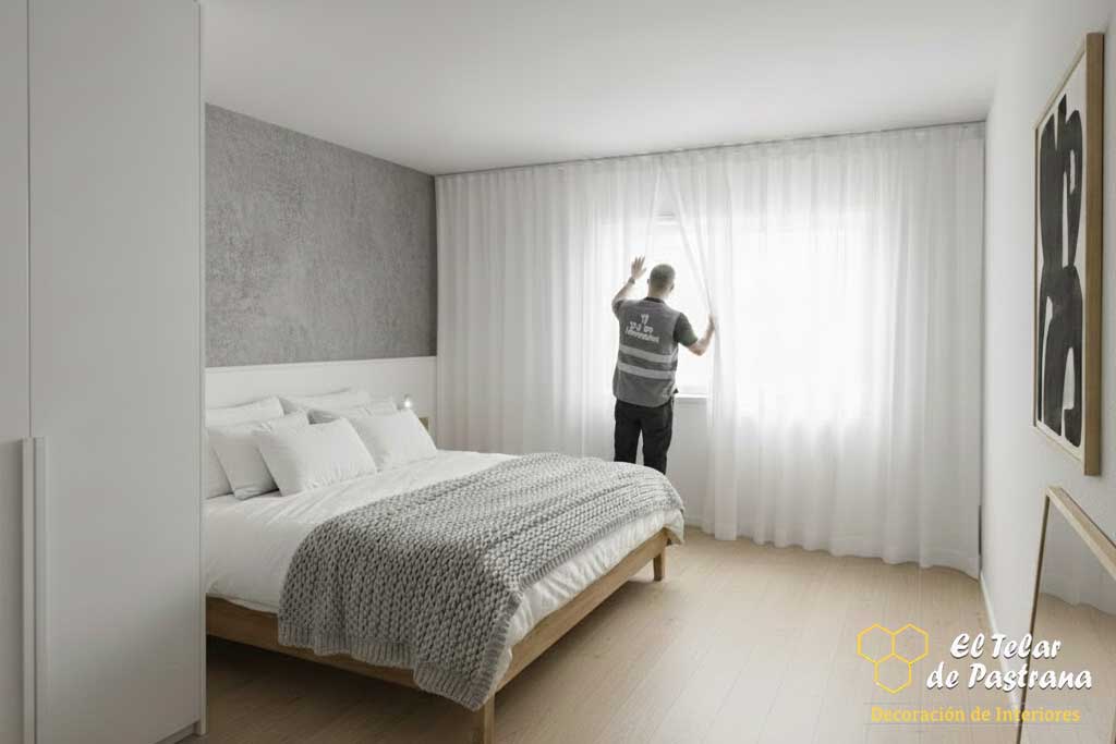 Visillo frunce en dormitorio minimalista Visillo frunce blanco instalado en dormitorio con decoración neutra y cama crudo