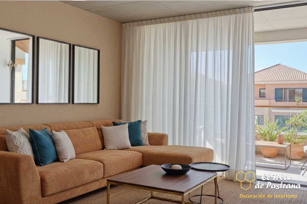 Visillos frunce blanco en salón minimalista Visillos frunce blancos en salón comedor moderno y minimalista con decoración neutra