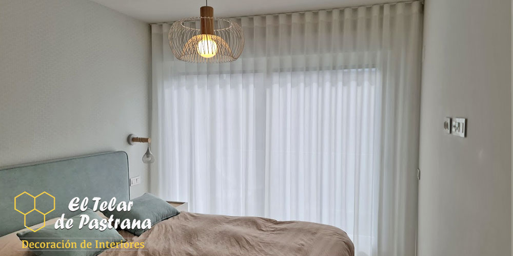 Ambiente dormitorio con onda perfecta en visillos