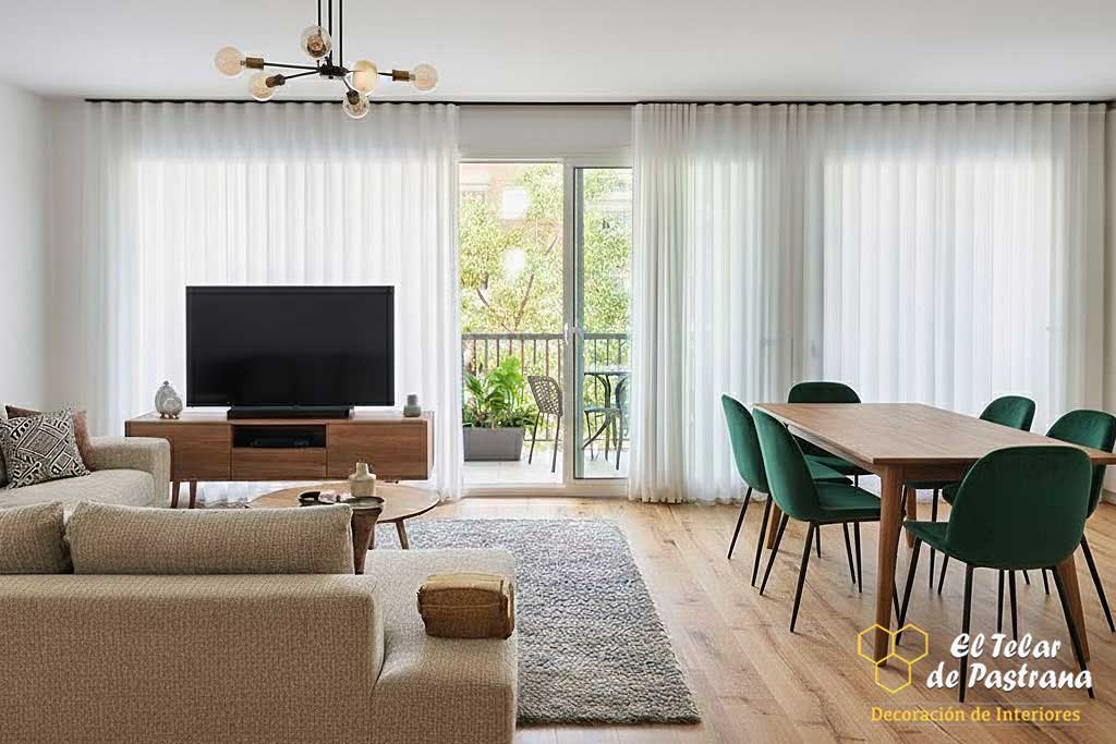 Salón-comedor con cortinas Ondas Perfectas y decoración moderna en Madrid