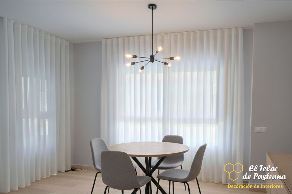 Cortina Onda Perfecta Crudo claro en Madrid Proyecto 2: Cortina Onda Perfecta en tono crudo claro con pliegues regulares en riel oculto - Madrid