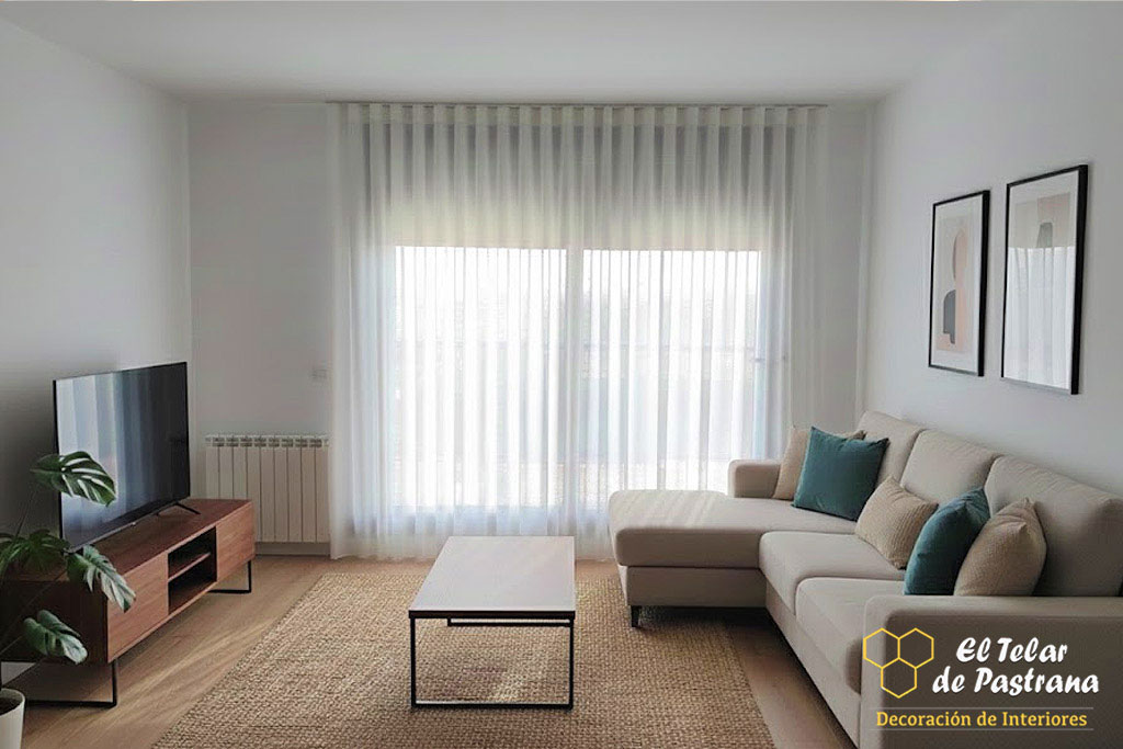 Onda Perfecta en Visillo Blanco salón nórdico Madrid Proyecto 8: Cortina onda perfecta en salón de estar moderno con sofá beige - Madrid