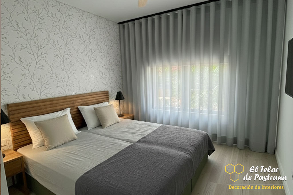 Onda Perfecta en Cortina Gris dormitorio doble Madrid Proyecto 9: Dormitorio doble con cortinas grises onda perfecta y papel pintado - Madrid