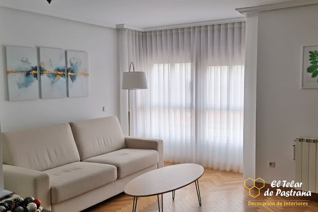 Onda Perfecta en Visillo Blanco salón nórdico Madrid Proyecto 11: Salón luminoso de estilo nórdico con visillo de onda perfecta - Madrid