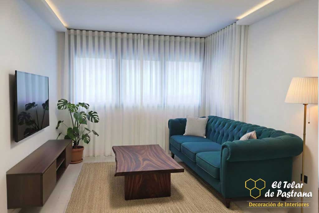 Cortina Onda Perfecta en salón moderno con sofá Chester turquesa - Madrid