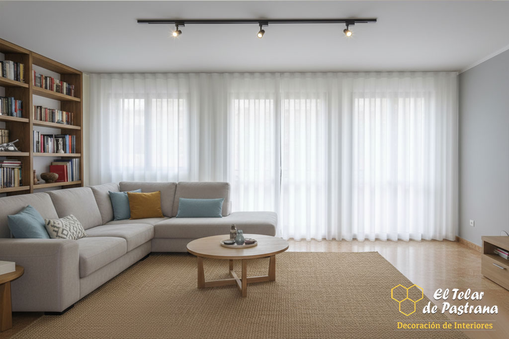 Onda Perfecta en Visillo Blanco salón con estantería Madrid Proyecto 16: Salón con gran estantería y zona de lectura con onda perfecta - Madrid