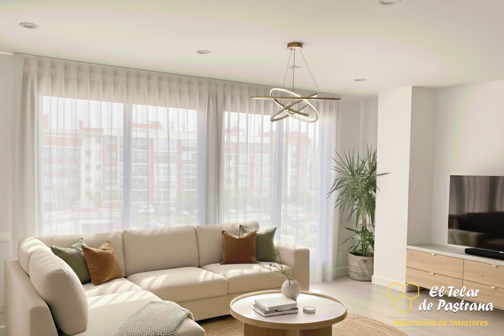 Onda Perfecta en Visillo Blanco salón luminoso Madrid Proyecto 15: Gran salón luminoso con visillo de onda perfecta y lámpara de diseño - Madrid
