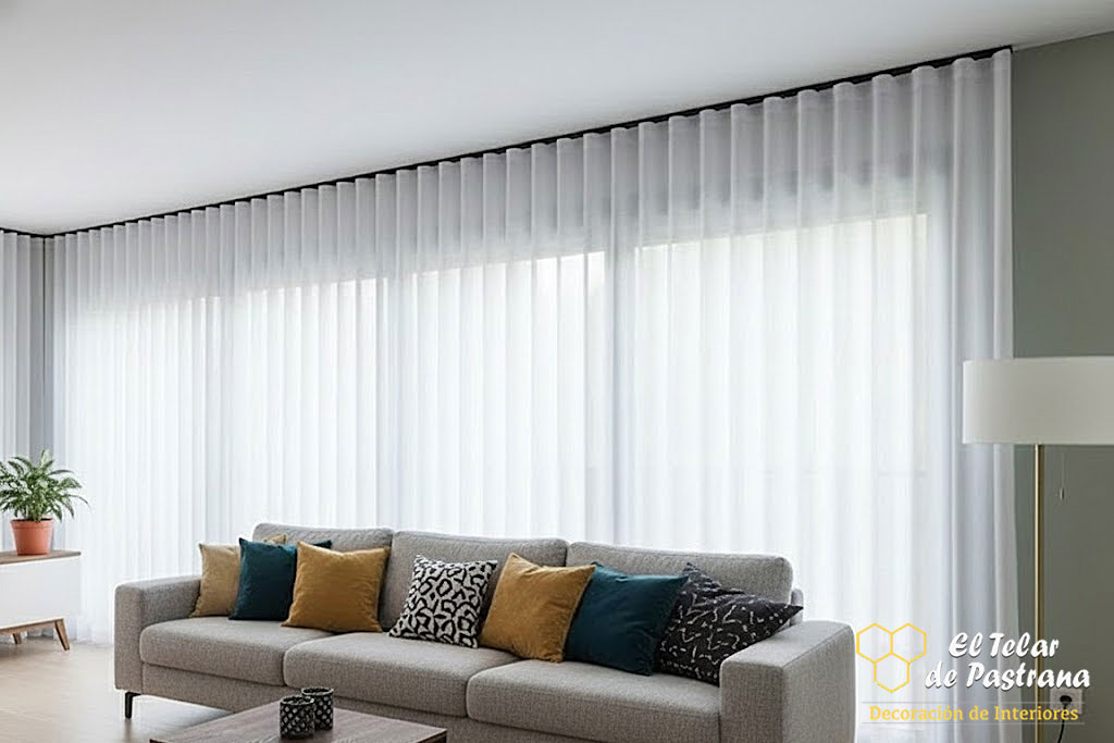 Cortina Onda Perfecta en Visillo Blanco con riel negro Madrid Proyecto 21: Onda Perfecta con riel negro en salón con sofá gris - Madrid