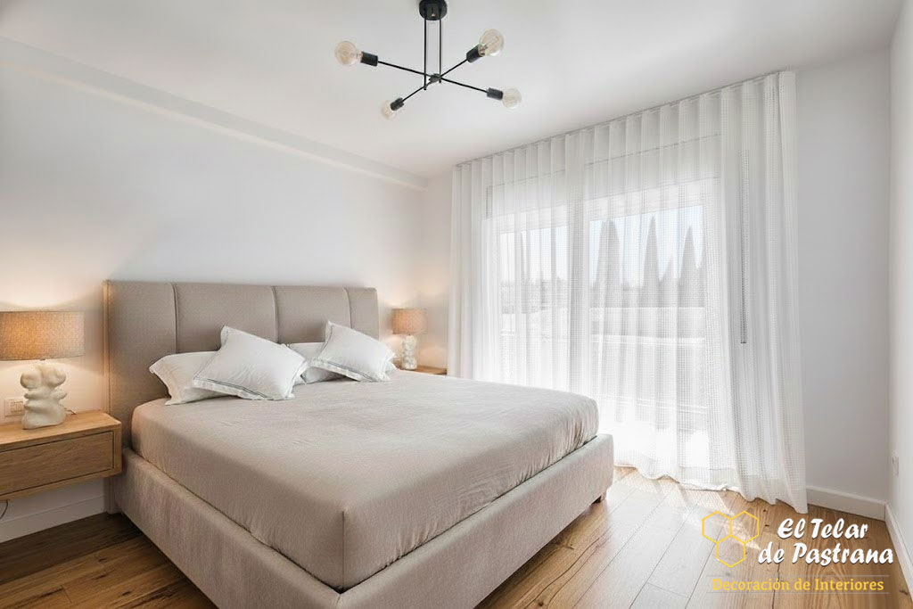 Onda Perfecta en Visillo Blanco dormitorio minimalista Madrid Proyecto 22: Dormitorio principal minimalista con visillo de onda perfecta - Villaviciosa, Madrid