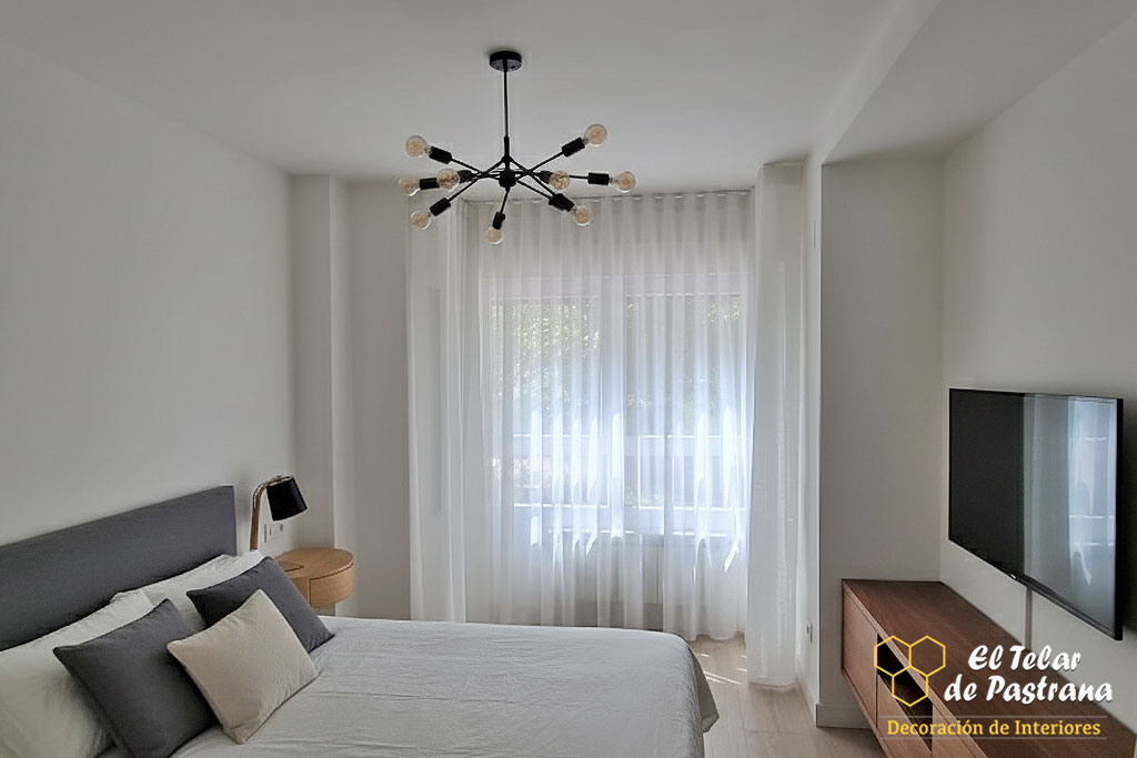 Onda Perfecta en Visillo Blanco salón funcional Madrid Proyecto 30: Salón funcional con rincón de oficina y visillo de onda perfecta - Villaverde, Madrid