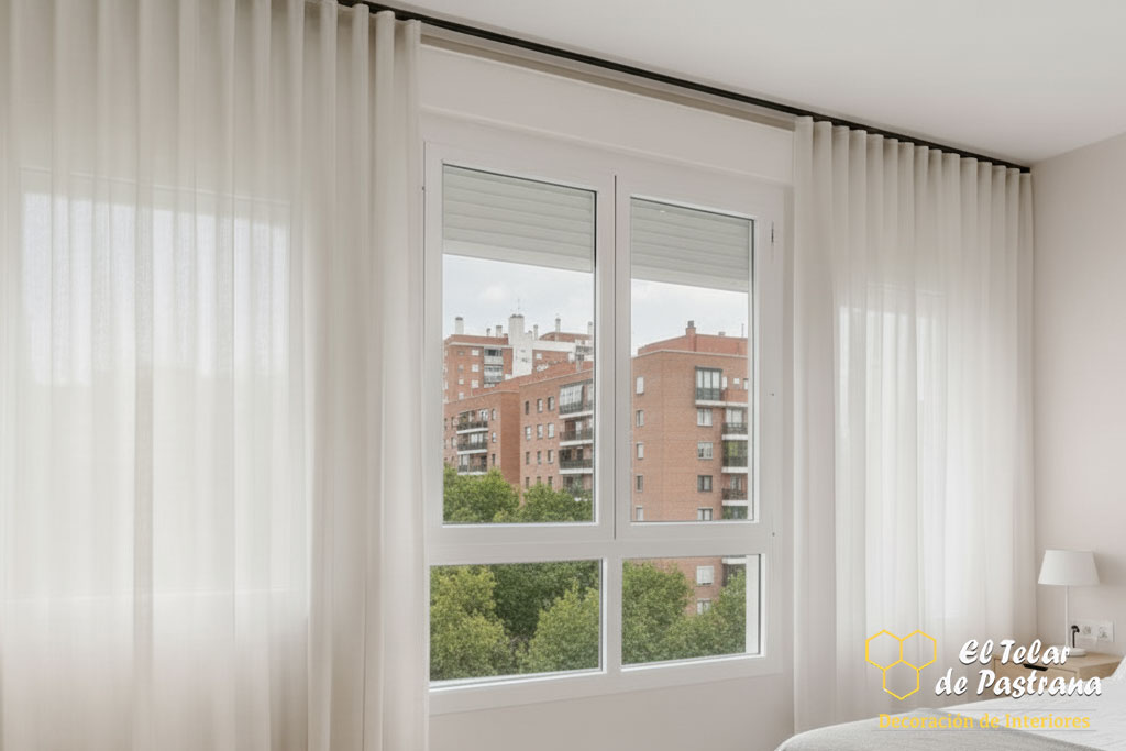 Onda Perfecta en Visillo Blanco dormitorio urbano Madrid Proyecto 31: Dormitorio con riel negro visible y ventana urbana con onda perfecta - Zarzaquemada, Madrid