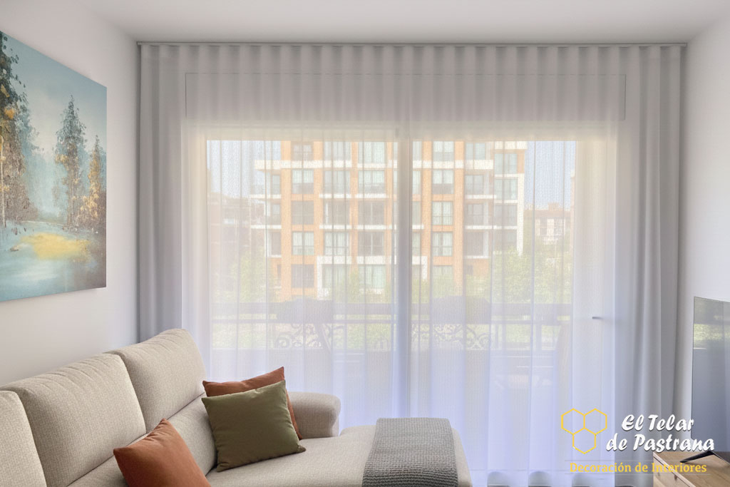 Onda Perfecta en Visillo Blanco salón minimalista Madrid Proyecto 23: Salón minimalista con sofá chaise longue y visillo de onda perfecta - Madrid