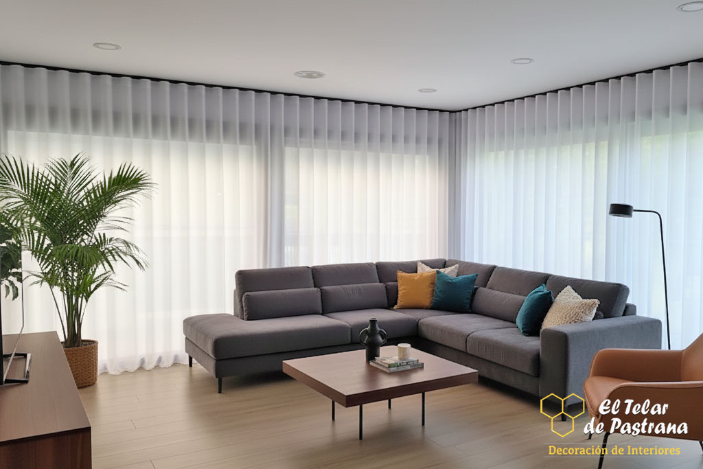 Onda Perfecta en Visillo Blanco salón con estantería Madrid Proyecto 33: Salón con estantería y sofá gris oscuro con visillo de onda perfecta - Madrid