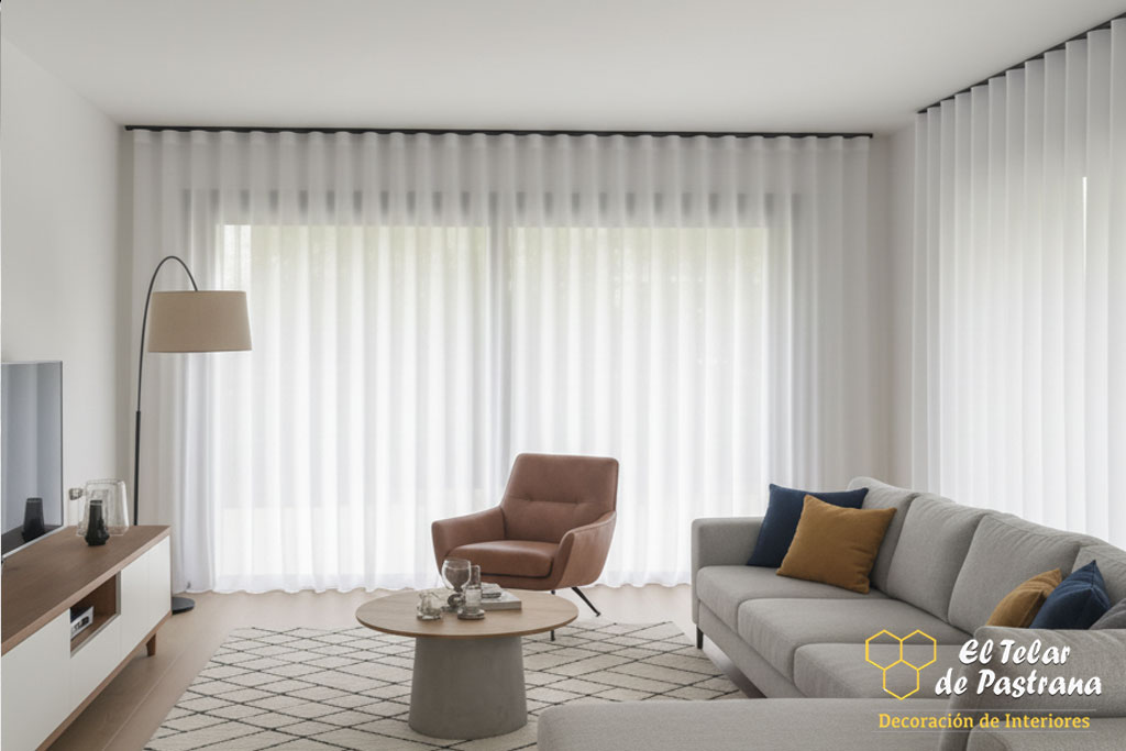 Onda Perfecta en Visillo Blanco salón elegante Madrid Proyecto 34: Salón elegante con sillón tapizado y riel negro con onda perfecta - Madrid