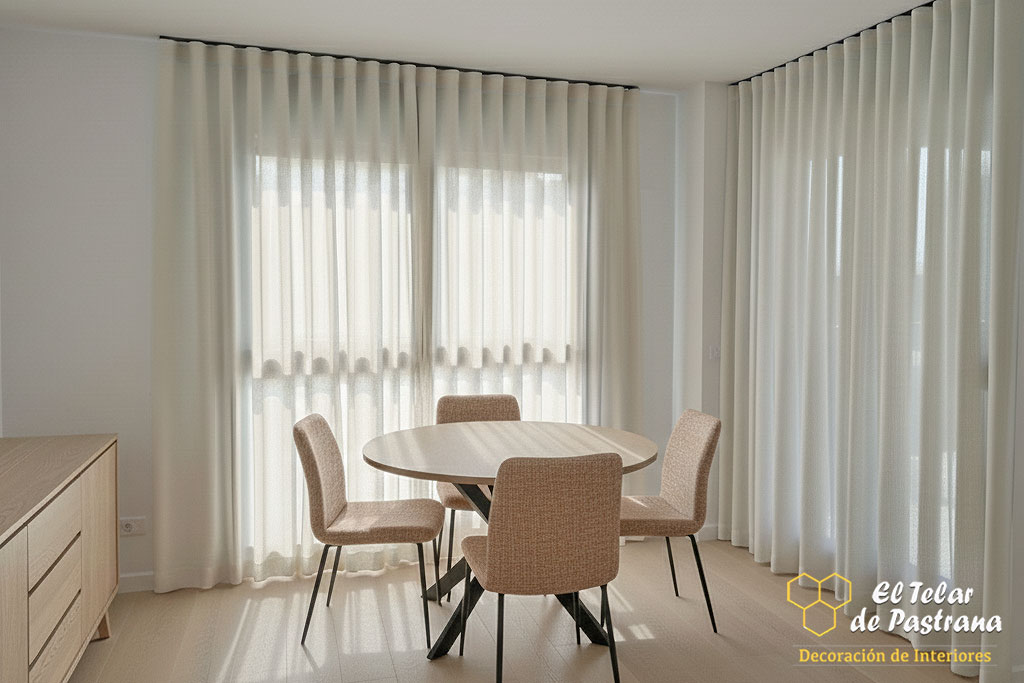 Onda Perfecta en Visillo Claro salón esquinero Madrid Proyecto 32: Salón esquinero con riel negro y sofá modular gris con onda perfecta - Aluche, Madrid