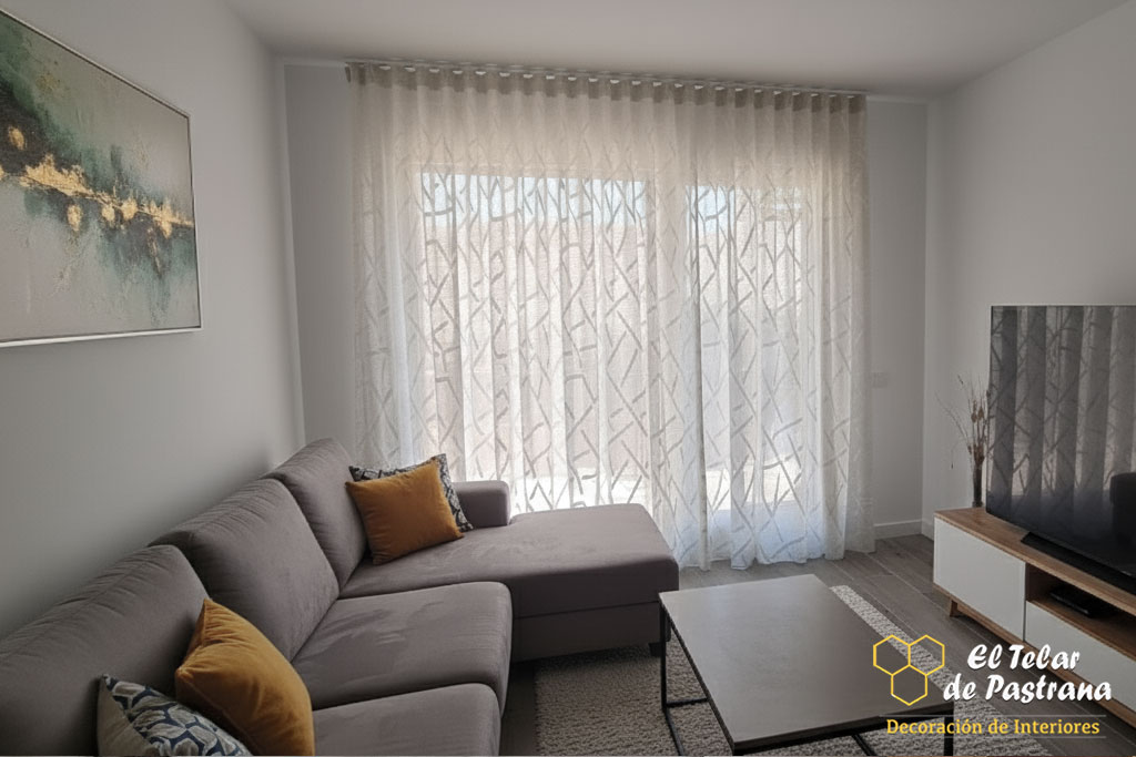 Onda Perfecta en Tela Beige comedor minimalista Madrid Proyecto 36: Comedor minimalista con riel negro visible y tela estampada geométrica - Leganés, Madrid