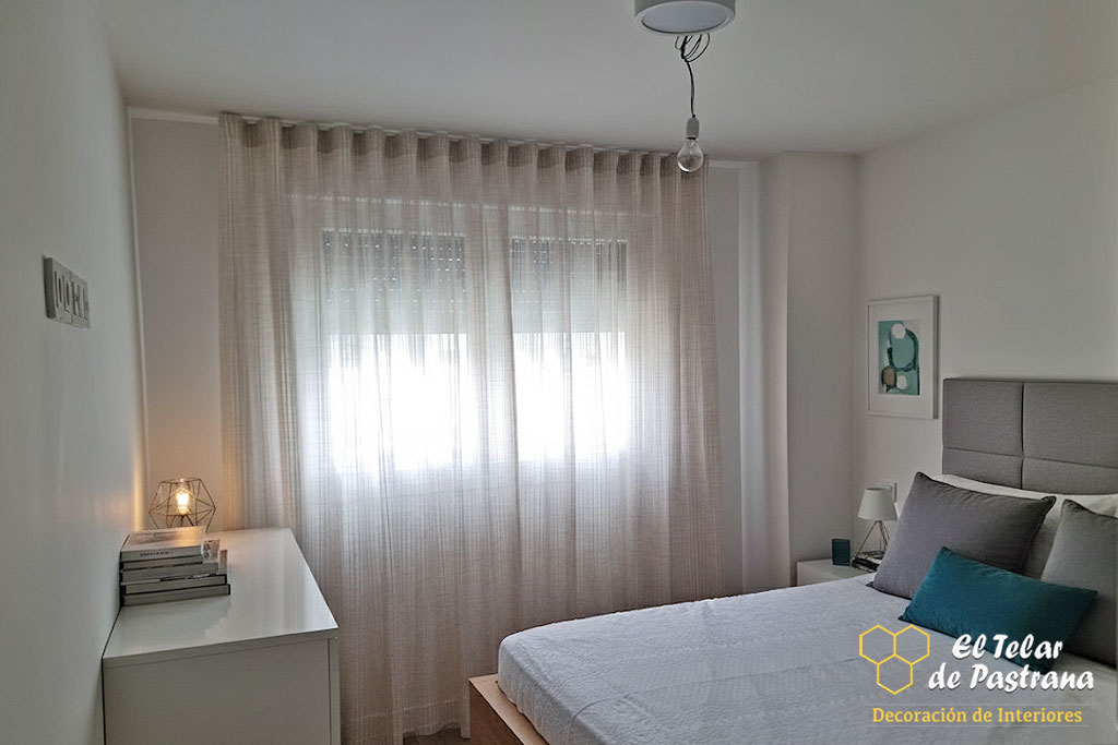 Onda Perfecta en Tela Beige Texturizada dormitorio Madrid Proyecto 40: Dormitorio con cabecero gris y tela texturizada beige de onda perfecta - Carabanchel, Madrid