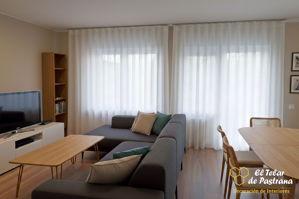 Onda Perfecta en Visillo Blanco salón comedor Madrid Proyecto 41: Salón comedor con sillas de rejilla y sofá gris con onda perfecta - Madrid