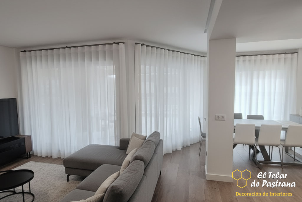 Onda Perfecta en Visillo Blanco salón diáfano Madrid Proyecto 42: Salón comedor diáfano con múltiples ventanas y onda perfecta - Arganzuela, Madrid