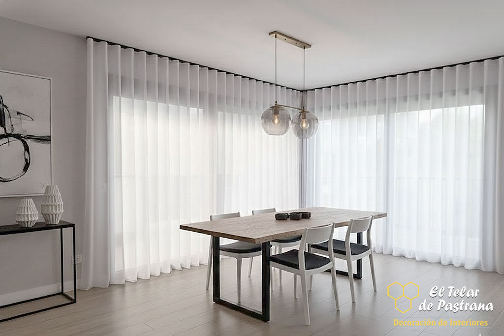 Onda Perfecta en Visillo Blanco comedor contraste Madrid Proyecto 44: Comedor moderno de alto contraste con riel negro y onda perfecta - Madrid