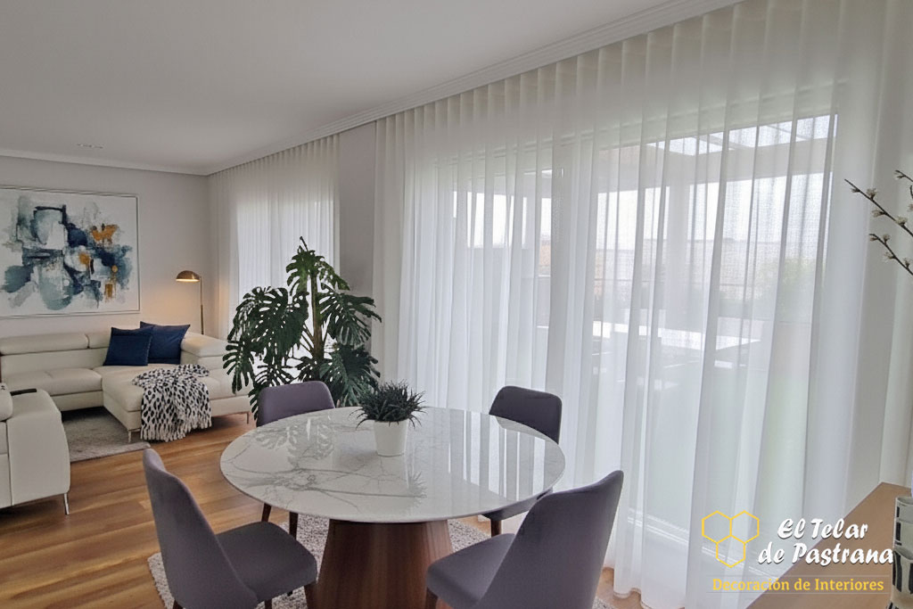 Onda Perfecta en Visillo Blanco salón comedor mármol Madrid Proyecto 46: Salón comedor amplio con mesa de mármol y onda perfecta - Hortaleza, Madrid