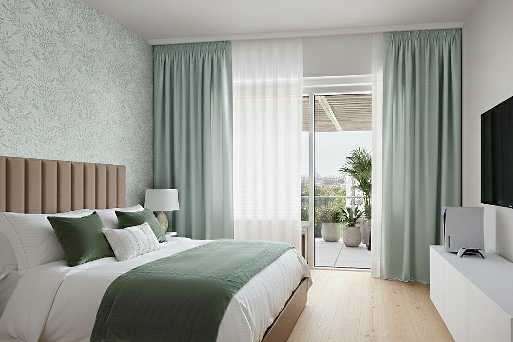 Cortinas en pinza pliegue verde suave en dormitorio con cabecero tapizado y terraza