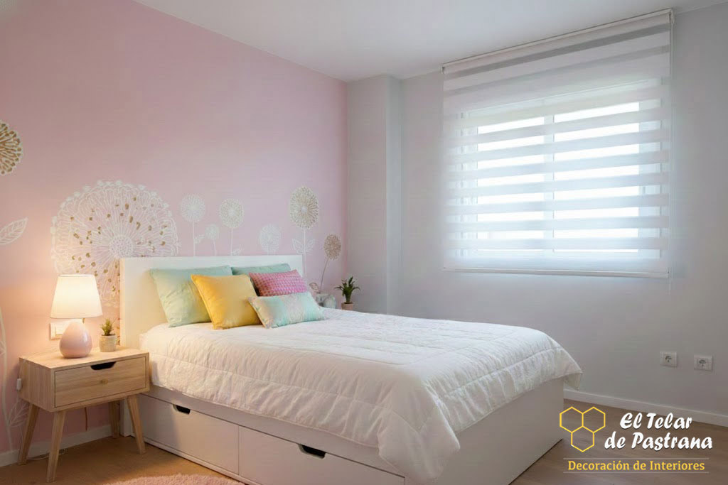 Dormitorio juvenil femenino con estor noche y día blanco instalado en ventana, decoración en tonos rosas suaves y control de luz natural